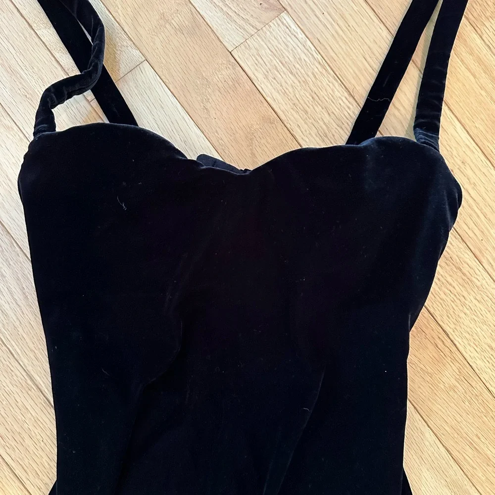 Elegant Black Velvet Dress - Picture 2 of 3